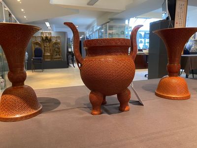 Een Chinese vijfdelige altaargarnituur in faux-lakwerk porselein, Qianlong merk, 19e eeuw — foto 4