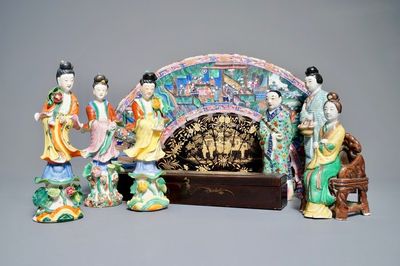 Een Chinese waaier met doos in lak, papier en ivoor, en zes famille rose en verte figuren, 19/20e eeuw