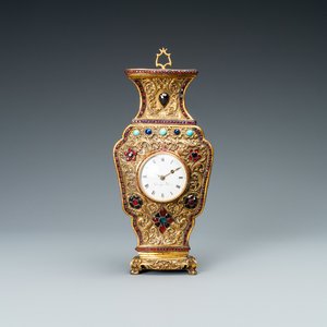 Een Chinese wandklok in verguld brons met halfedelstenen, Canton ateliers en George Prior, Londen, voor de Chinese markt, Qianlong — foto 1