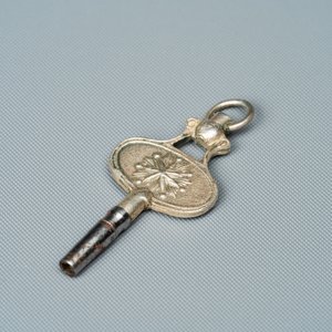 Een Chinese wandklok in verguld brons met halfedelstenen, Canton ateliers en George Prior, Londen, voor de Chinese markt, Qianlong — foto 19