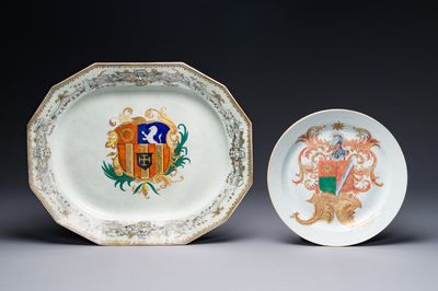 Een Chinese wapenschotel en een bord met het wapen van 'De Heere' voor de Nederlandse markt, Qianlong