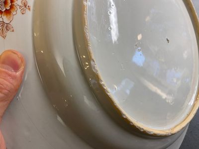 Een Chinese wapenschotel met blauw-wit, verguld en ijzerrood decor, Qianlong — foto 7