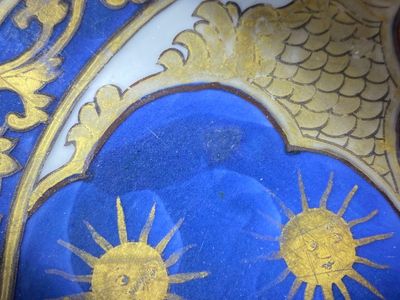 Een Chinese wapenschotel met blauw-wit, verguld en ijzerrood decor, Qianlong — foto 14