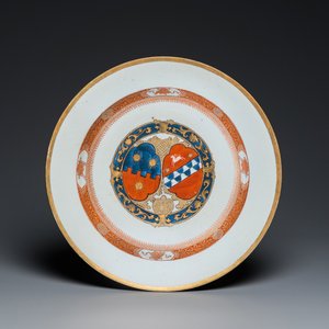 Een Chinese wapenschotel met blauw-wit, verguld en ijzerrood decor, Qianlong — foto 1