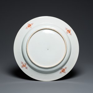 Een Chinese wapenschotel met blauw-wit, verguld en ijzerrood decor, Qianlong — foto 2
