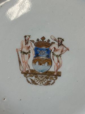 Een Chinese wapenschotel met het wapen van de familie Broman voor de Zweedse markt, Qianlong, ca. 1747 — foto 3