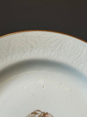 Een Chinese wapenschotel met het wapen van de familie Broman voor de Zweedse markt, Qianlong, ca. 1747 — foto 5