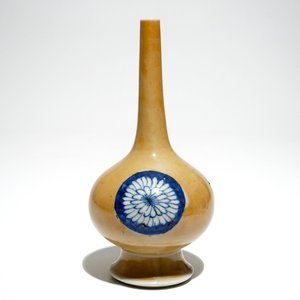 Een Chinese watersprenkelaar met blauwwit decor op zeemleer fondkleur, Kangxi — foto 4
