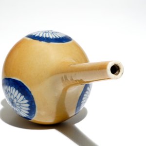 Een Chinese watersprenkelaar met blauwwit decor op zeemleer fondkleur, Kangxi — foto 6