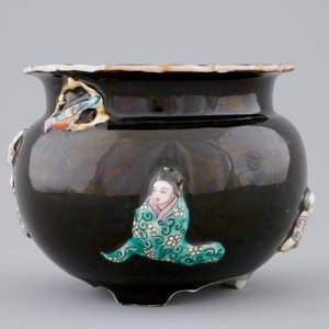 Een Chinese wierookbrander met famille rose reliëfdecor op zwarte fond, 19/20e eeuw — foto 5