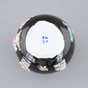 Een Chinese wierookbrander met famille rose reliëfdecor op zwarte fond, 19/20e eeuw — foto 7