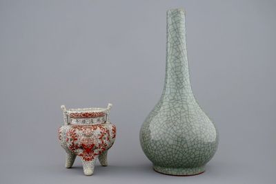 Een Chinese wierookbrander met overglazuur decor en een flesvormige vaas in craquelé glazuur, 19e eeuw