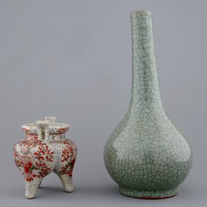 Een Chinese wierookbrander met overglazuur decor en een flesvormige vaas in craquelé glazuur, 19e eeuw — foto 2