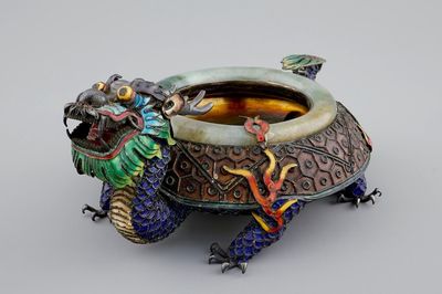 Een Chinese wierookbrander van geëmailleerd zilver en jade, 19/20e eeuw