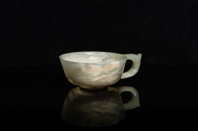 Een Chinese wijnkop in gevlekte celadon jade, Qing