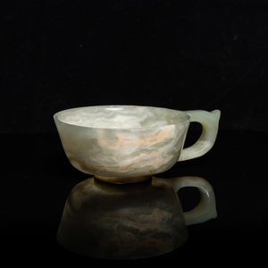 Een Chinese wijnkop in gevlekte celadon jade, Qing — foto 1