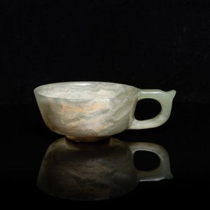 Een Chinese wijnkop in gevlekte celadon jade, Qing — foto 2