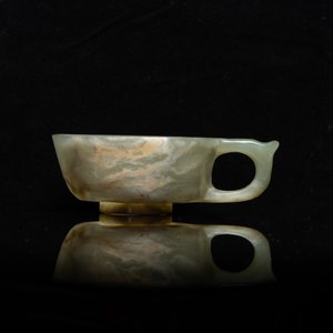Een Chinese wijnkop in gevlekte celadon jade, Qing — foto 3