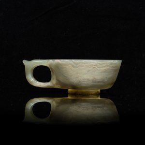 Een Chinese wijnkop in gevlekte celadon jade, Qing — foto 5