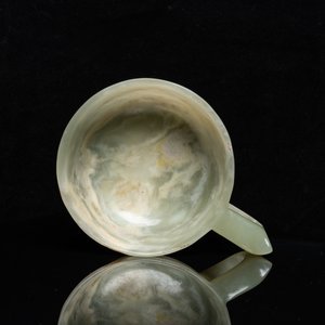 Een Chinese wijnkop in gevlekte celadon jade, Qing — foto 7