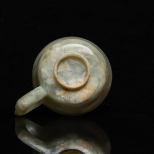Een Chinese wijnkop in gevlekte celadon jade, Qing — foto 8