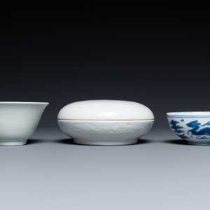 Een Chinese wit-geglazuurde kom, een blauw-wit kommetje en een dekseldoos met ingekerfd decor, Ming en Qing — foto 3