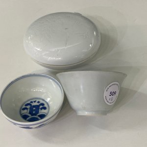 Een Chinese wit-geglazuurde kom, een blauw-wit kommetje en een dekseldoos met ingekerfd decor, Ming en Qing — foto 9