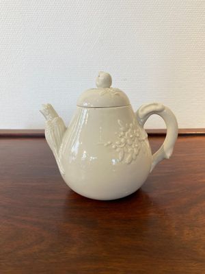 Een Chinese wit geglazuurde theepot, gesigneerd Yi Gong 逸公, 18/19e eeuw — foto 1