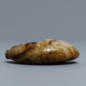 Een Chinese wit-grijze en roestkleurige jade snuiffles, 19/20e eeuw — foto 5