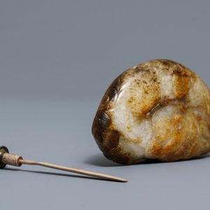 Een Chinese wit-grijze en roestkleurige jade snuiffles, 19/20e eeuw — foto 7
