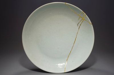 Een Chinese wit monochrome schotel met onderglazuur decor, Kangxi