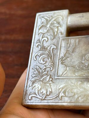 Een Chinese witte en roodbruine jade slotvormige plaquette met opschrift 'Huan Tian Xi Di 歡天喜地', Qing — foto 6