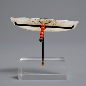 Een Chinese witte jade broche in de vorm van een vlinder, Ming/Qing — foto 6