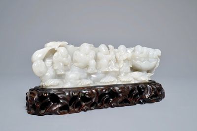 Een Chinese witte jade groep met jongens op een vlot op fijne houten sokkel, Qing