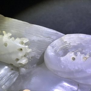 Een Chinese witte jade groep met jongens op een vlot op fijne houten sokkel, Qing — foto 13