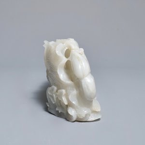 Een Chinese witte jade groep met jongens op een vlot op fijne houten sokkel, Qing — foto 5