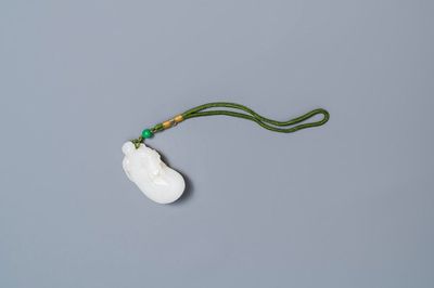 Een Chinese witte jade hanger met een aap op een zak, Qing