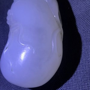 Een Chinese witte jade hanger met een aap op een zak, Qing — foto 10