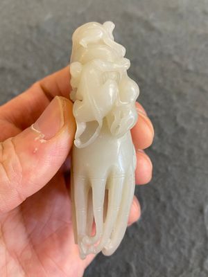 Een Chinese witte jade sculptuur van een 'Boeddha hand' met aapjes, Qing — foto 4