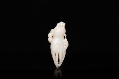 Een Chinese witte jade sculptuur van een 'Boeddha hand' met aapjes, Qing