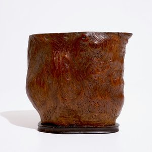 Een Chinese wortelhouten penselenpot, 19/20e eeuw — foto 1
