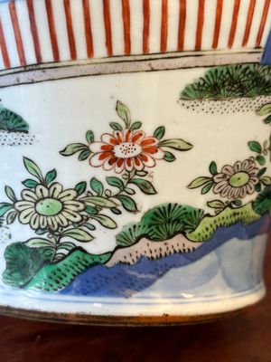 Een Chinese wucai balustervaas met een qilin, 19e eeuw — foto 11
