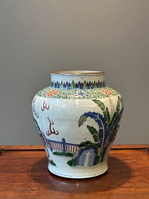 Een Chinese wucai balustervaas met een qilin, 19e eeuw — foto 3