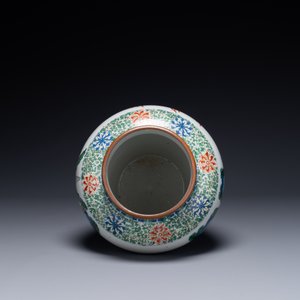 Een Chinese wucai balustervaas met een qilin, 19e eeuw — foto 5