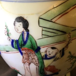 Een Chinese wucai balustervaas met figuren in een tuin, Transitie periode — foto 14