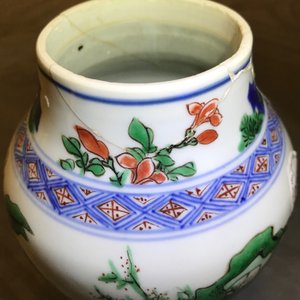 Een Chinese wucai balustervaas met figuren in een tuin, Transitie periode — foto 10