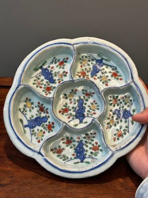 Een Chinese wucai confiserieschotel met floraal decor, Wanli — foto 1