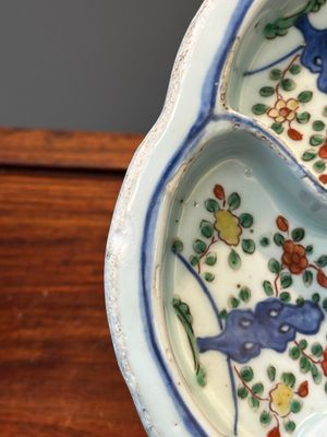 Een Chinese wucai confiserieschotel met floraal decor, Wanli — foto 5