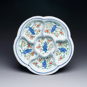 Een Chinese wucai confiserieschotel met floraal decor, Wanli — foto 1