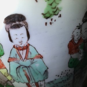 Een Chinese wucai dekselvaas met figuren in een landschap, Transitie periode — foto 17